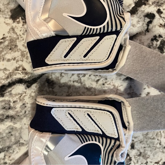 Nike Football gloves- white and navy blue - Picture 7 of 9